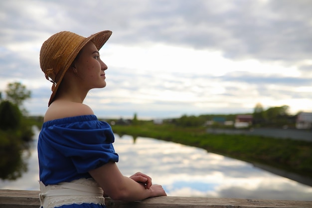 写真 夕方の田舎の女の子