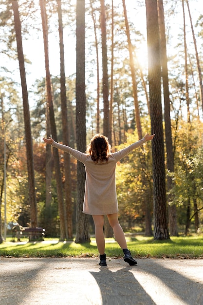 写真 太陽を見つめる森の女の子