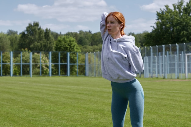 写真 公園の女の子がスポーツに行く