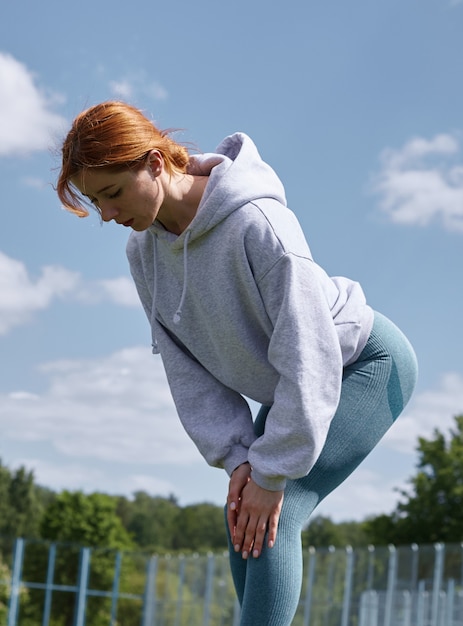 写真 公園の女の子がスポーツに行く