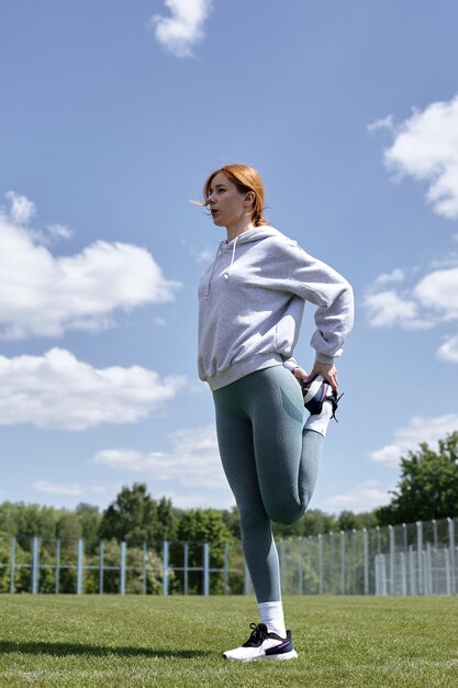 写真 公園の女の子がスポーツに行く