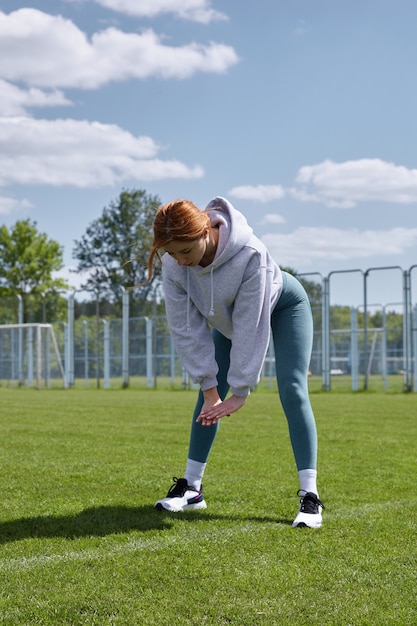 写真 公園の女の子がスポーツに行く