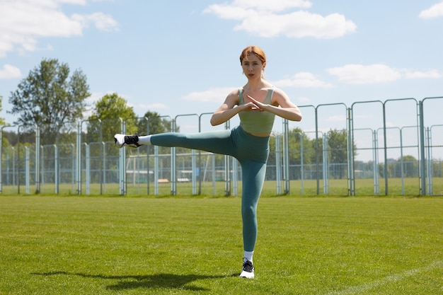 写真 公園の女の子がスポーツに行く