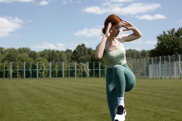 Фото Девушка в парке занимается спортом