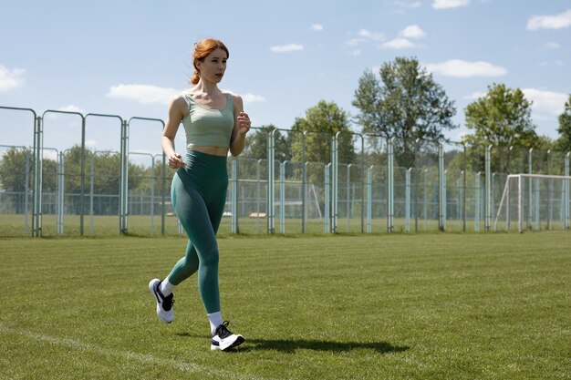 Фото Девушка в парке занимается спортом
