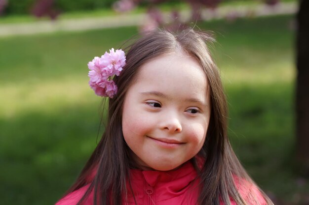 写真 咲く桜の公園の女の子