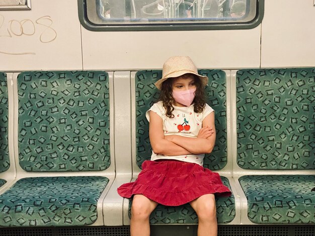 写真 マスクをかぶった電車の女の子