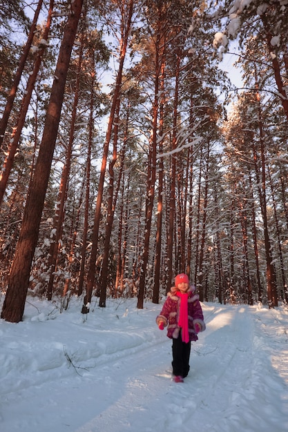 冬の森の少女