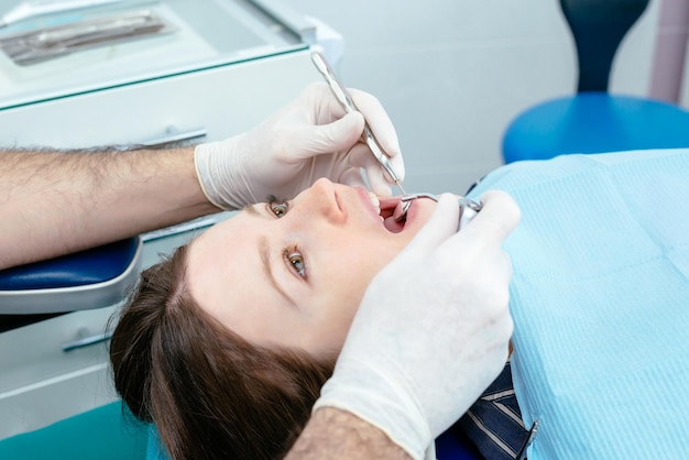 Ragazza sull'ispezione di un dentista in odontoiatria