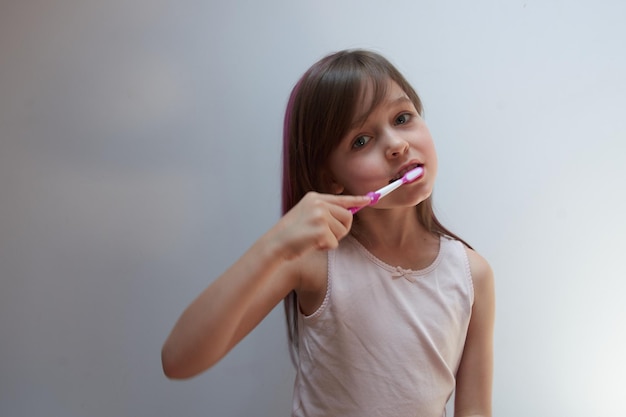 Photo the girl is brushing her teeth daily ritual of brushing teeth