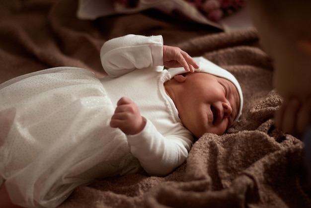 Foto la ragazza sta piangendo. un neonato. il bambino sta mentendo e piangendo