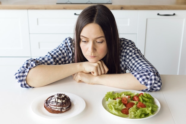 La ragazza è a dieta, la ragazza cambia le sue abitudini alimentari in cibo sano