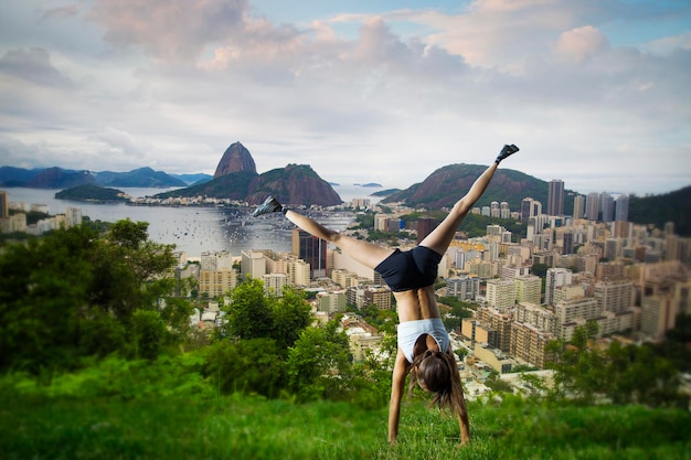 La ragazza è impegnata nella ginnastica a rio