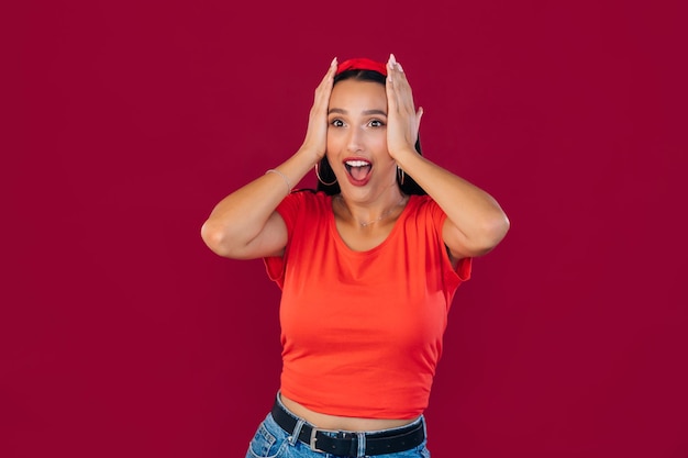 Foto la ragazza si tiene la testa con le mani, ha una scossa di gioia per gli sconti