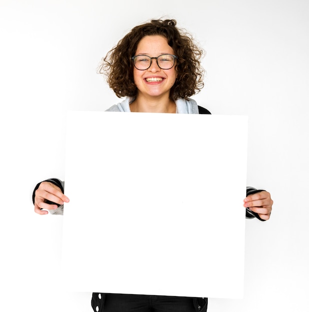 Photo a girl is holding placard