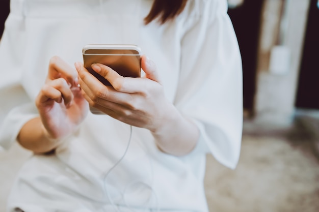 La ragazza sta ascoltando musica in un caffè