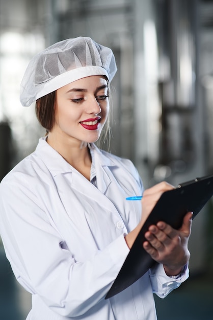 Foto la ragazza sta facendo una nota su carta