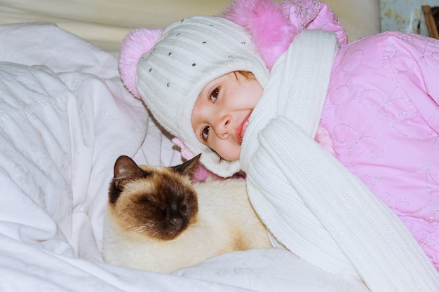 女の子が子猫と遊んでいる女の子が猫と遊んでいる