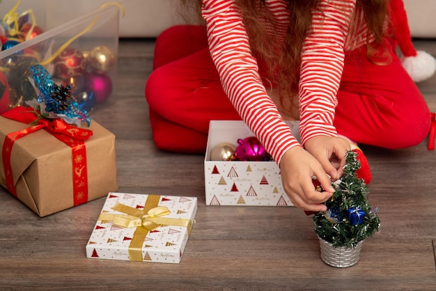 女の子はクリスマスと新年の装飾を祝う準備をしています