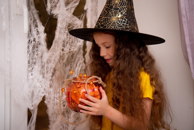 Девушка готовится к празднику Хэллоуин