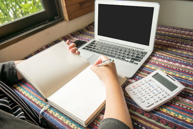 La ragazza sta leggendo un libro nella stanza con calma.