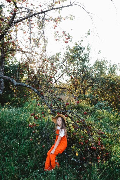 Photo a girl is spending her free time in an apple orchard