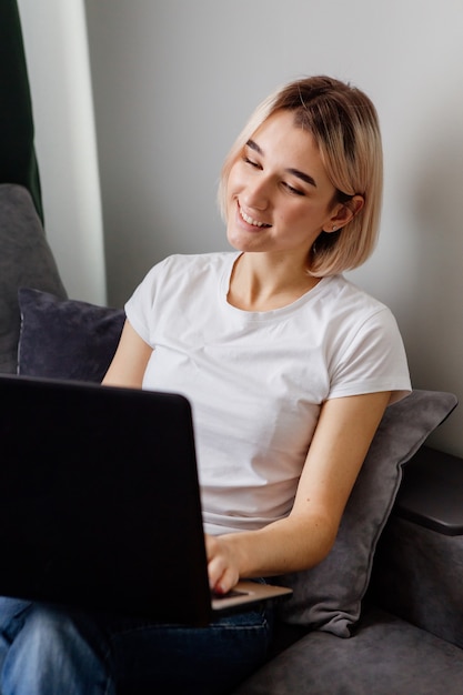 La ragazza sta lavorando su uno spazio per laptop per il testo