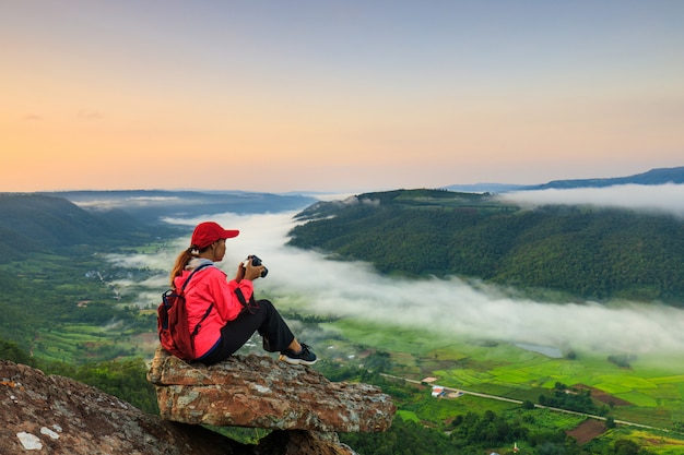 Photo the girl in jacket standing on the mountain