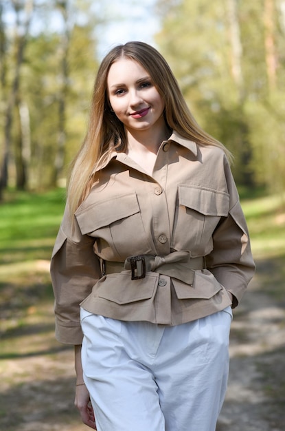 Ragazza con una giacca che cammina nel parco