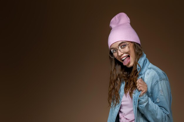 청바지 재킷 핑크 모자와 세련된 안경 소녀