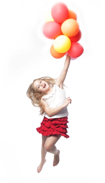 Foto la ragazza salta con i palloncini