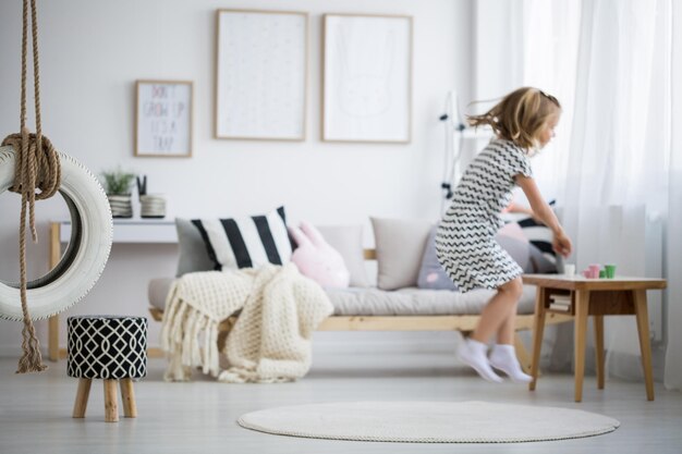 写真 部屋でジャンプする女の子