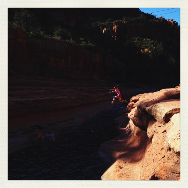 Photo girl jumping in river