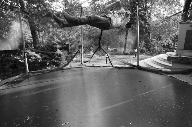 Foto ragazza che salta sul trampolino nel cortile