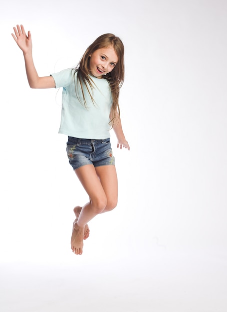 Фото Девушка прыгает на белом фоне