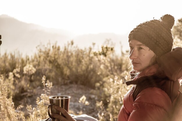 Photo girl just woke up in her camper with a coffee in the morning