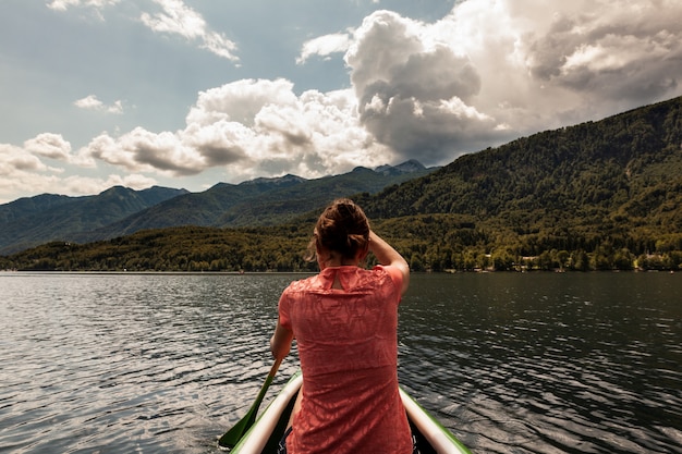 Foto ragazza kayak nel lago bohinj