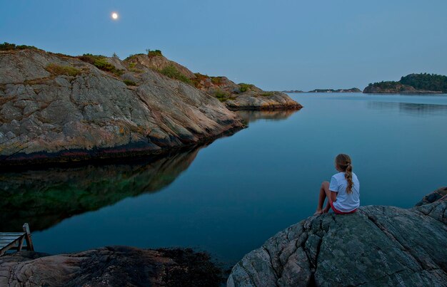 Foto ragazza sulla riva del lago