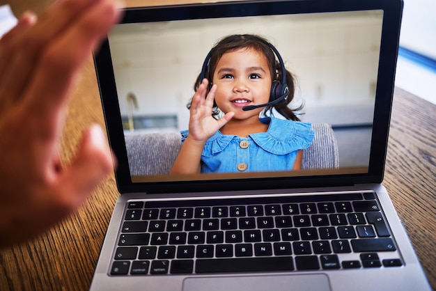 Foto laptop per ragazze e istruzione con uno studente bambino durante una videochiamata per imparare la crescita o lo sviluppo durante l'elearning