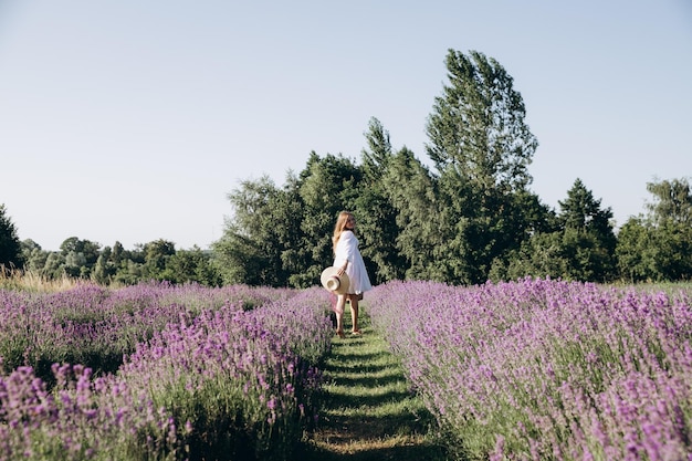 Foto una ragazza in un campo di lavanda