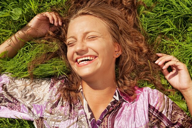 Photo the girl lays on a grass a meadow happy time