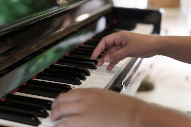 女の子はピアノを弾くことを学ぶ ピアノを弾く女性の手