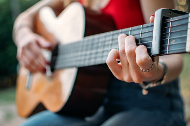 Ragazza che impara a suonare la chitarra