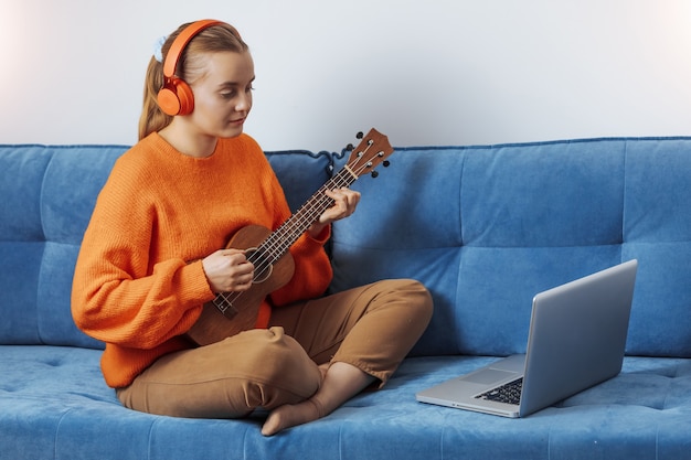 Girl learns to play a musical instrument online