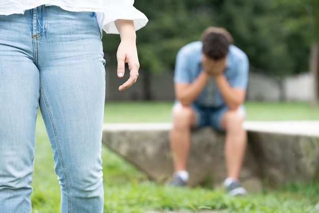 Ragazza che lascia il ragazzo triste dopo la rottura