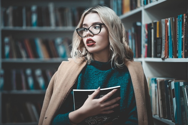 Ragazza in biblioteca