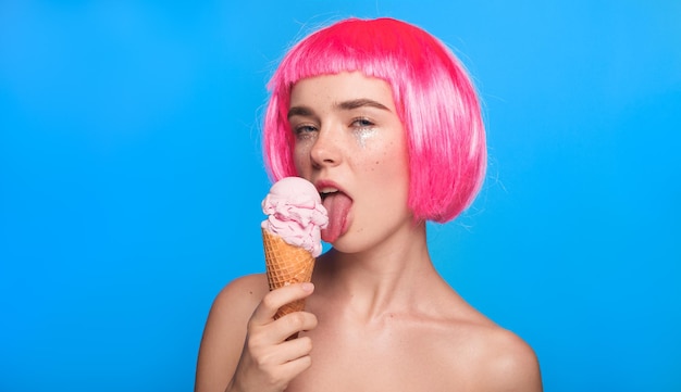 Девушка чувственно лижет мороженое