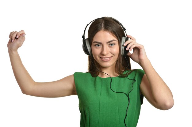 Foto ragazza che ascolta musica