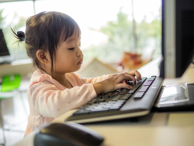 写真 テーブルの上のカメラを見ている女の子