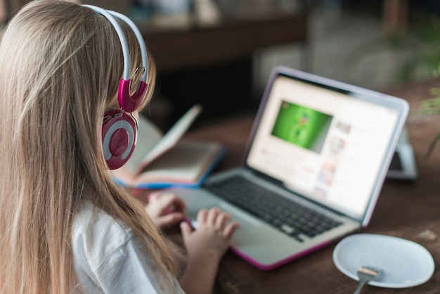 写真 女の子、見る、ラップトップ、スクリーン